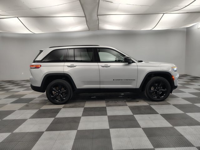 Used 2023 Jeep Grand Cherokee Altitude AWD/4WD image 10
