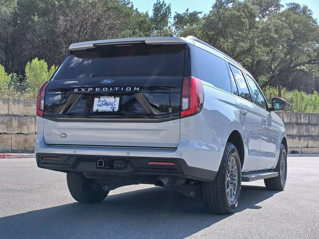 Certified 2025 Ford Expedition Active RWD image 3
