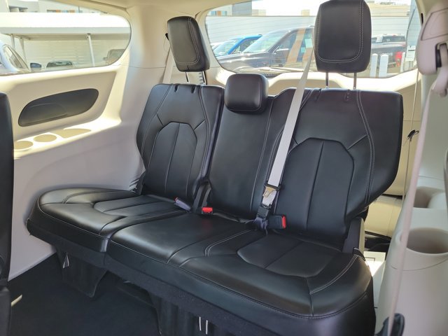 Used 2024 Chrysler Pacifica Touring-L FWD image 11