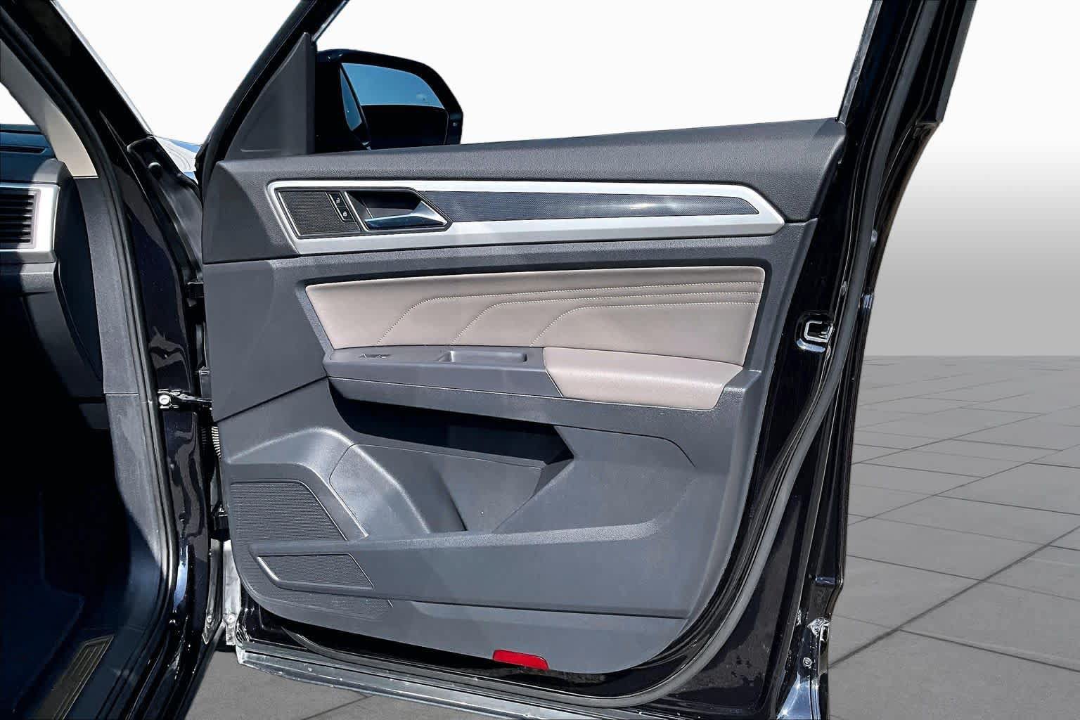 Used 2021 Volkswagen Atlas SE w/ Panoramic Sunroof Package FWD image 23