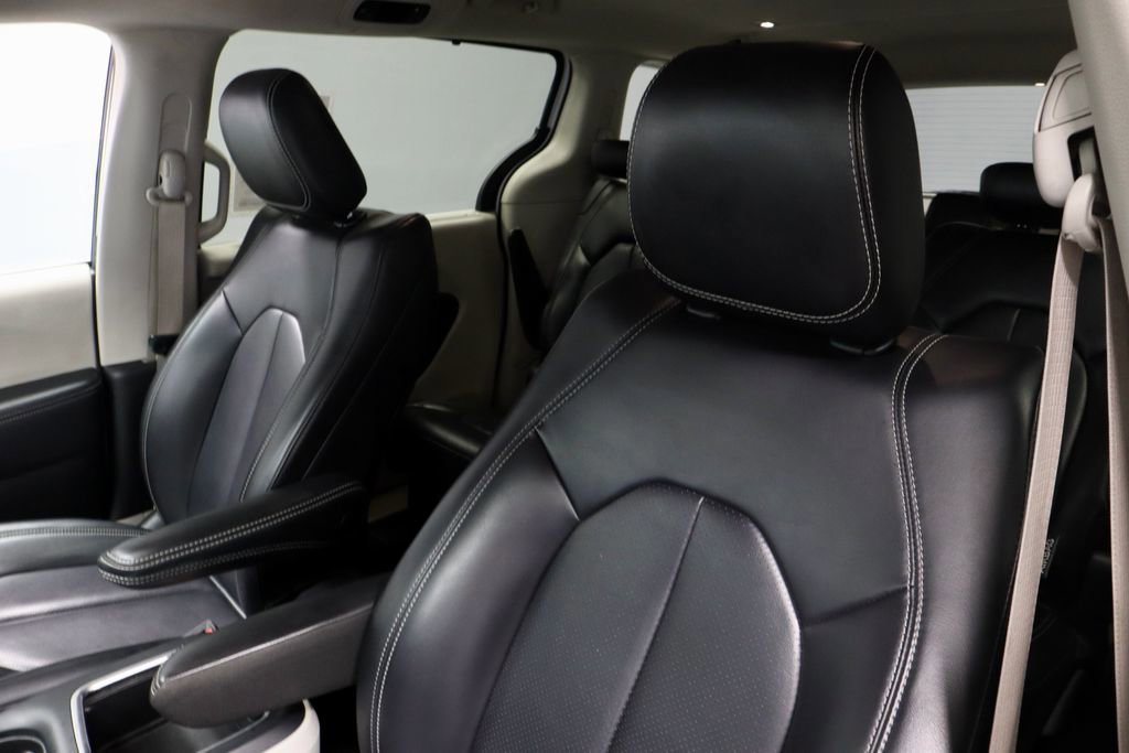 Used 2023 Chrysler Pacifica Touring-L image 27