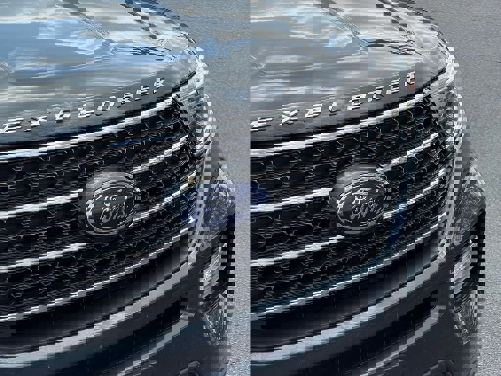 Certified 2022 Ford Explorer XLT w/ Equipment Group 202A image 9