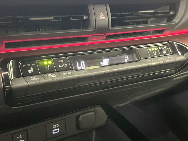 Used 2025 Toyota Prius Plug-In Hybrid w/ Limited Premium Package FWD image 17