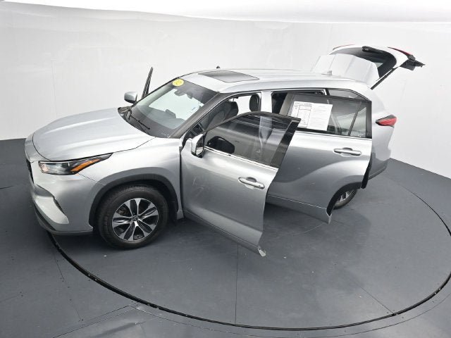 Used 2022 Toyota Highlander XLE AWD/4WD image 42