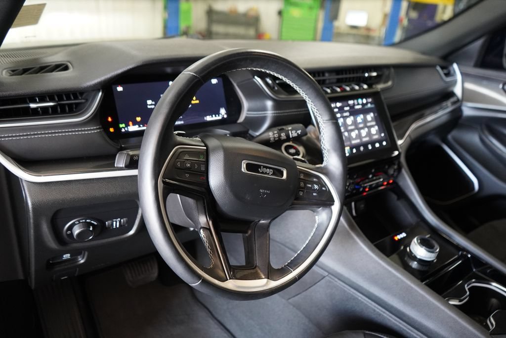 Used 2022 Jeep Grand Cherokee Altitude AWD/4WD image 17