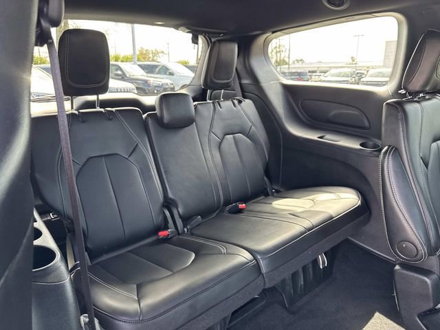 Used 2025 Chrysler Pacifica Select image 9