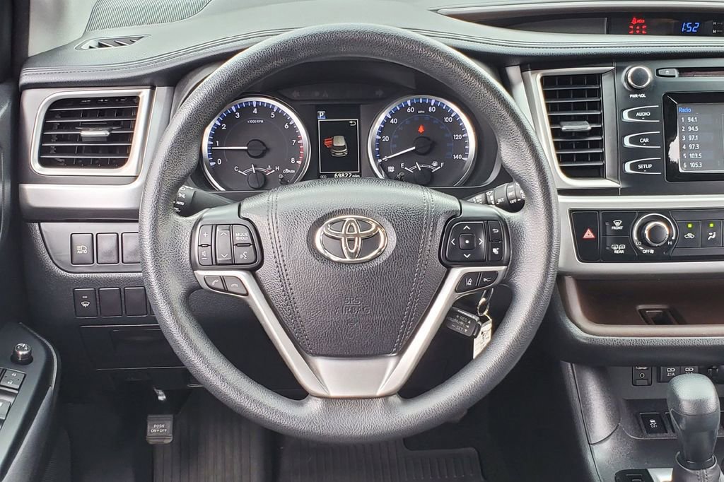 Used 2017 Toyota Highlander LE AWD/4WD image 19