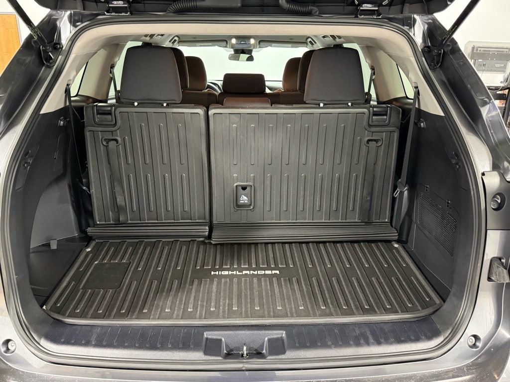 Used 2023 Toyota Highlander L image 18