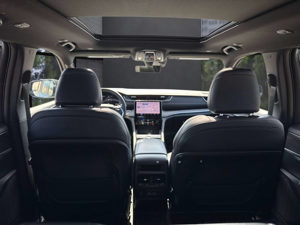 Used 2025 Jeep Grand Cherokee Limited w/ Luxury Tech Group II RWD image 12