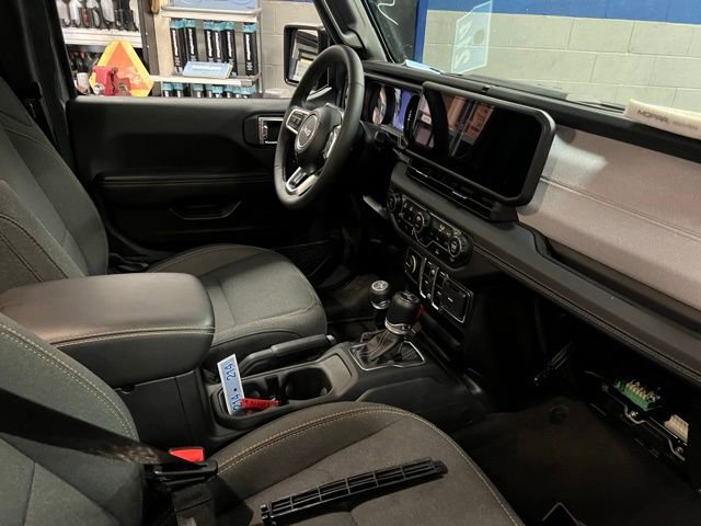 Used 2025 Jeep Wrangler Unlimited Sahara AWD/4WD image 5