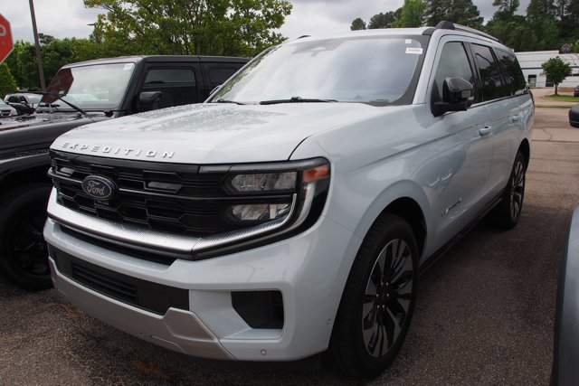 Certified 2025 Ford Expedition Platinum w/ Driver's Package AWD/4WD image 4