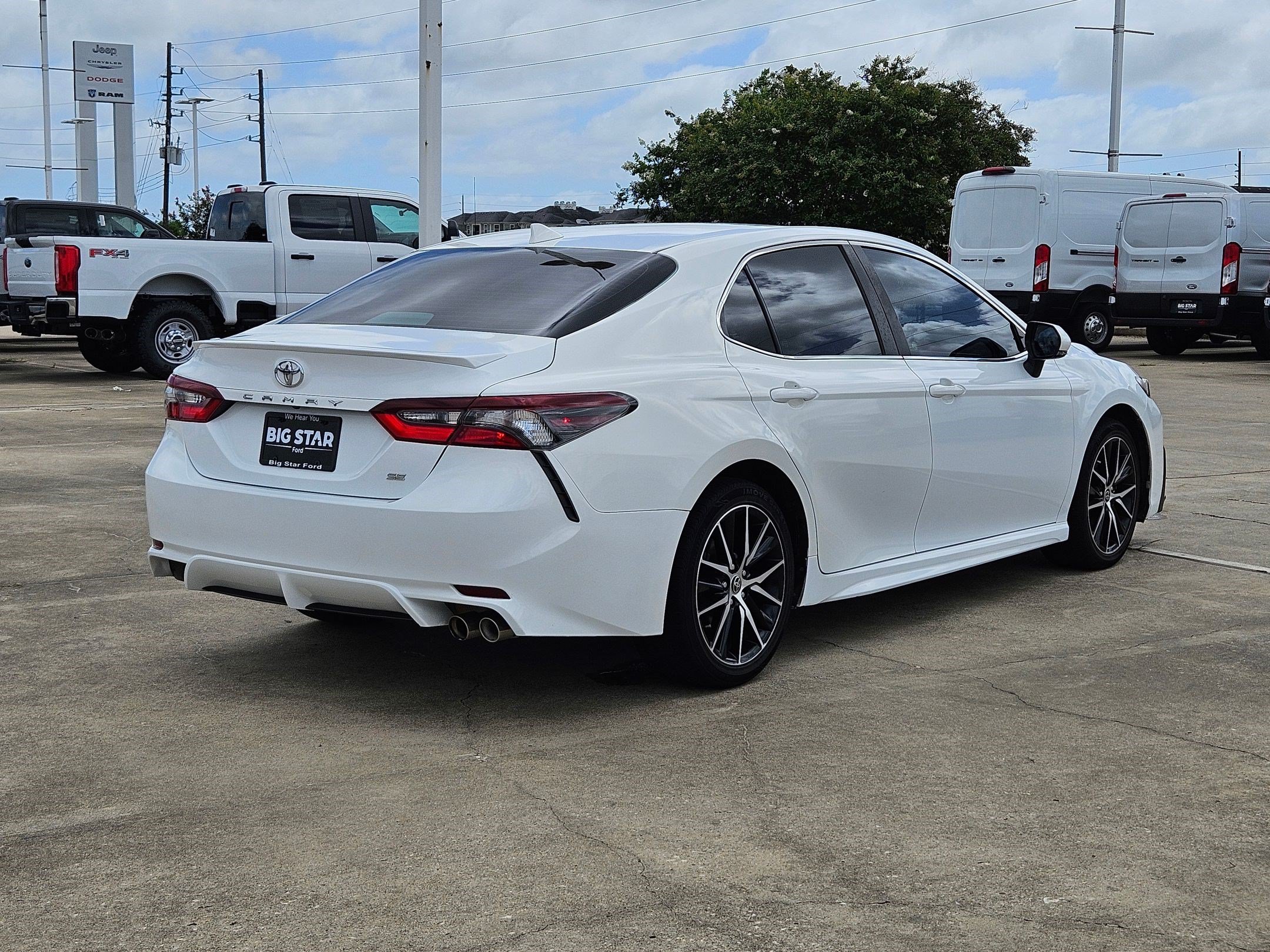 Used 2022 Toyota Camry SE FWD image 3