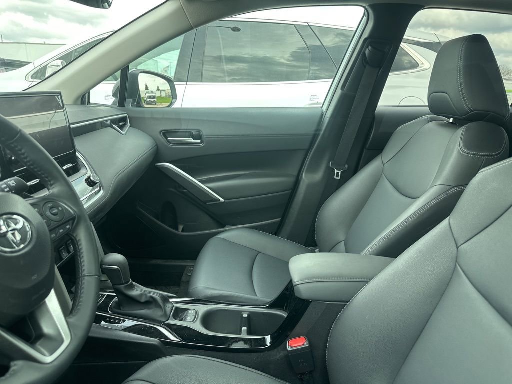 Used 2025 Toyota Corolla Cross XLE w/ Convenience Package AWD/4WD image 5