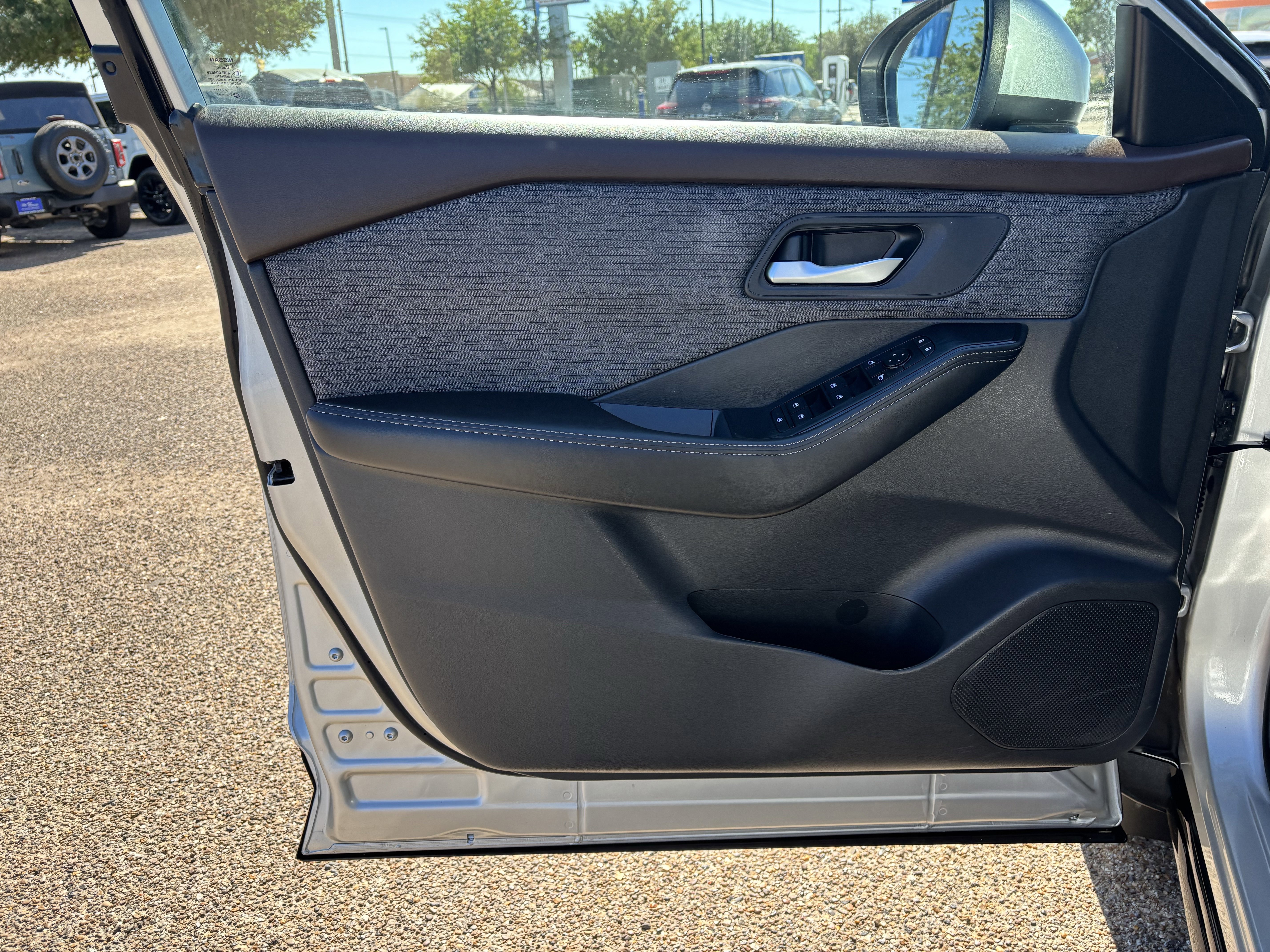 Used 2023 Nissan Rogue SV image 8