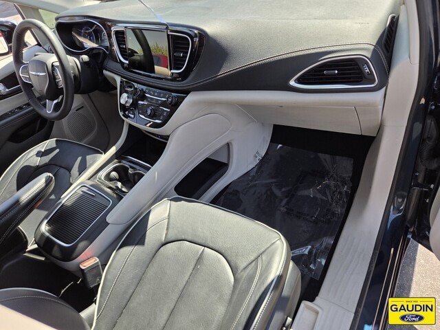 Used 2023 Chrysler Pacifica Limited w/ Uconnect Theater Family Group AWD/4WD image 18