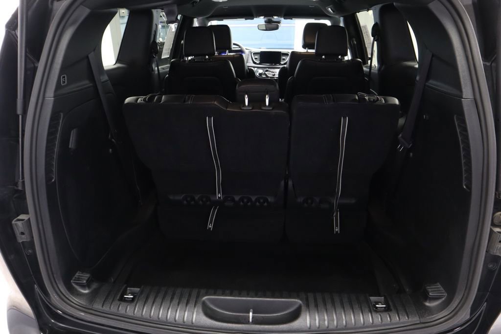 Used 2025 Chrysler Pacifica Select image 17