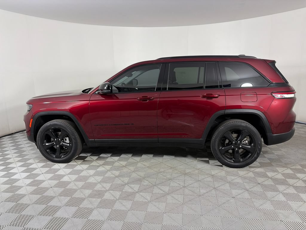 Used 2023 Jeep Grand Cherokee Limited w/ Black Appearance Package AWD/4WD image 4