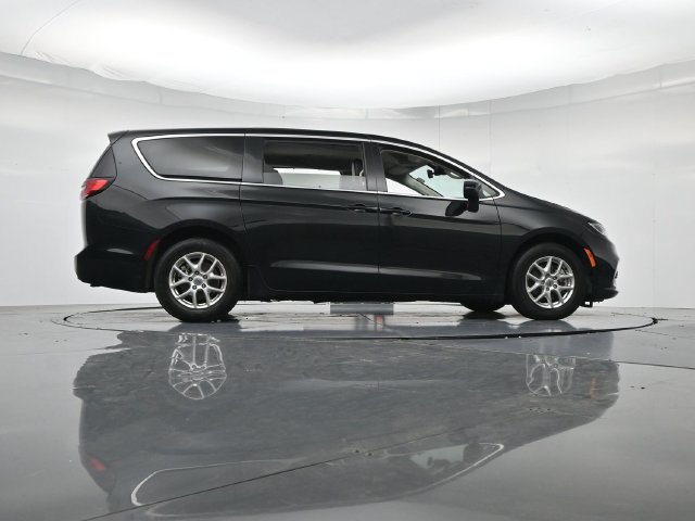 Used 2023 Chrysler Pacifica Touring-L FWD image 39
