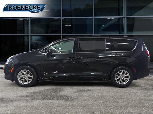 Used 2023 Chrysler Pacifica Touring-L image 2