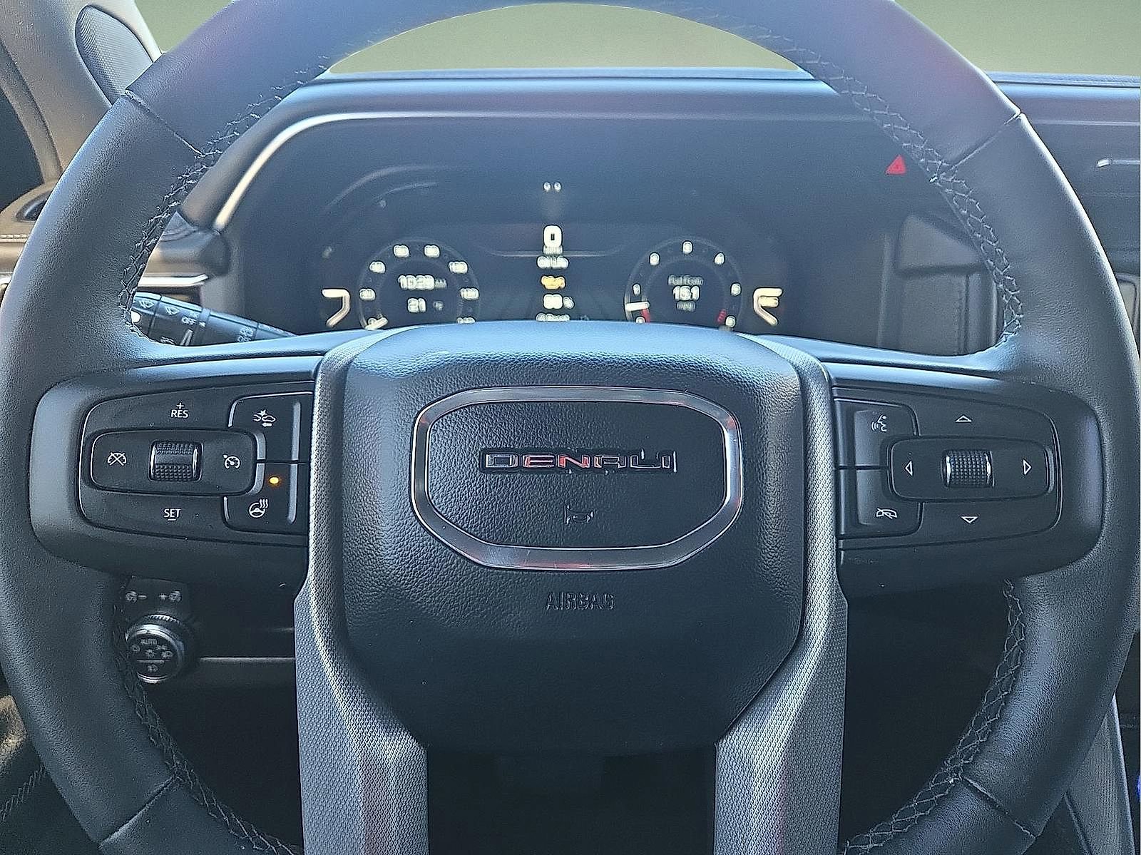 Used 2023 GMC Yukon Denali RWD image 24