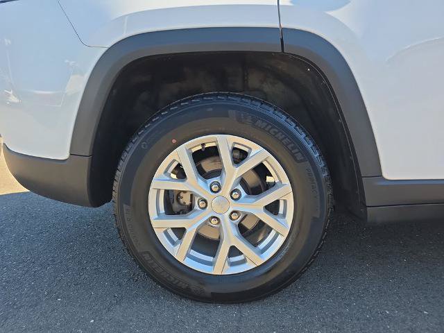 Used 2023 Jeep Grand Cherokee Limited AWD/4WD image 12