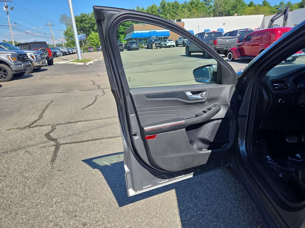 Certified 2023 Ford Escape ST-Line w/ Tech Pack #1 AWD/4WD image 5