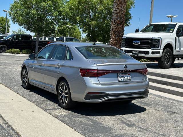 Used 2025 Volkswagen Jetta SE w/ Sunroof Package FWD image 4