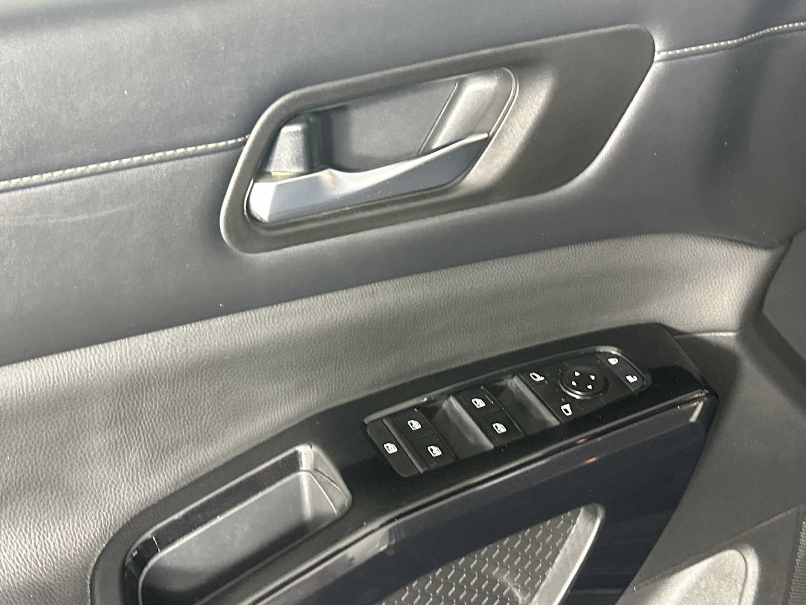 Used 2022 Nissan Pathfinder S AWD/4WD image 11