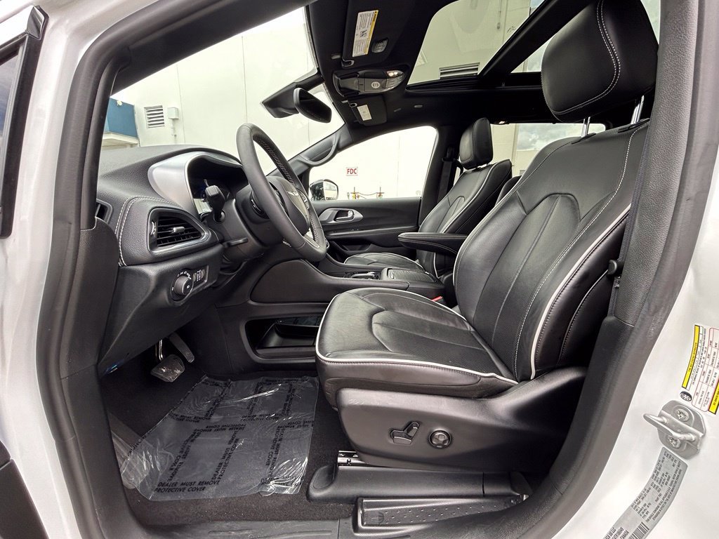Used 2026 Chrysler Pacifica Limited FWD image 10
