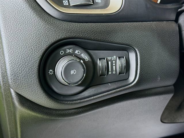 Used 2017 Jeep Renegade Latitude w/ Cold Weather Group image 10