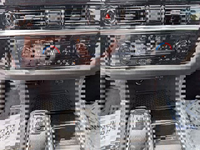 Used 2024 Nissan Pathfinder SV w/ SV Premium Package image 15