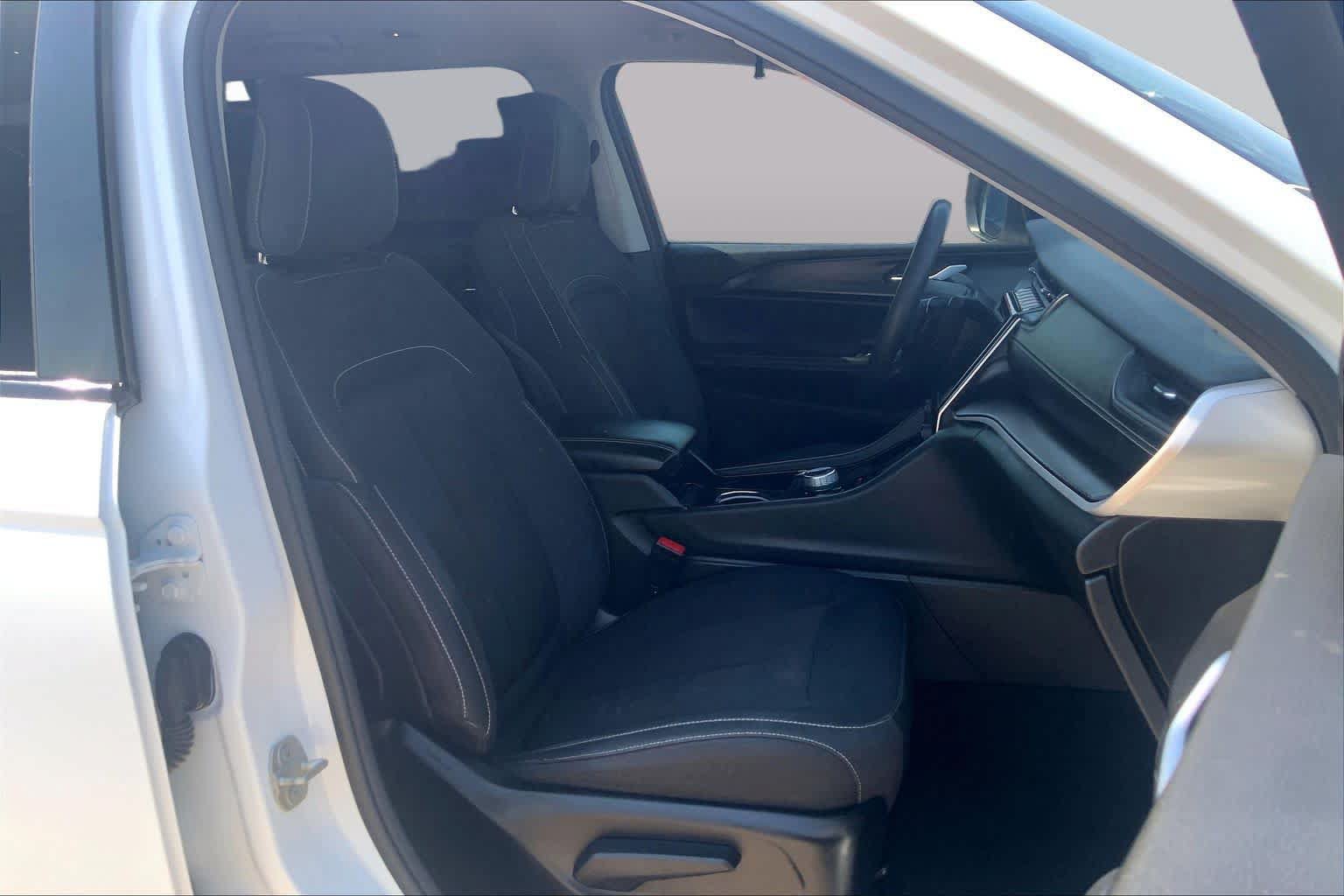 Used 2023 Jeep Grand Cherokee L Laredo RWD image 9
