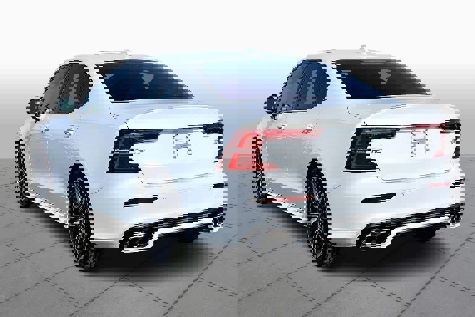 Used 2022 Volvo S60 B5 R-Design image 4