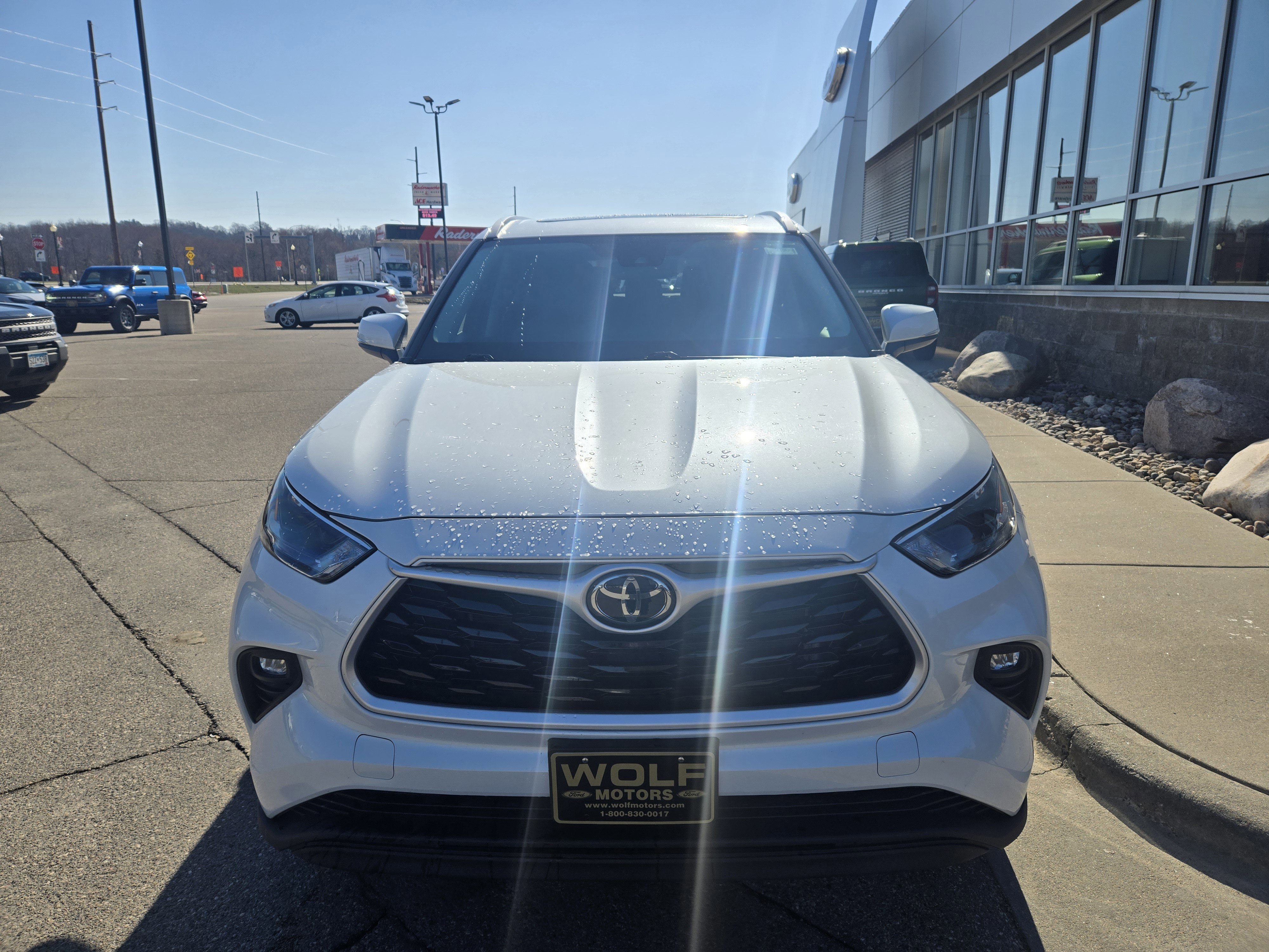 Used 2022 Toyota Highlander XLE AWD/4WD image 8