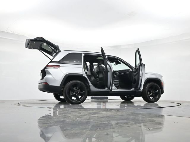 Used 2024 Jeep Grand Cherokee Altitude AWD/4WD image 51