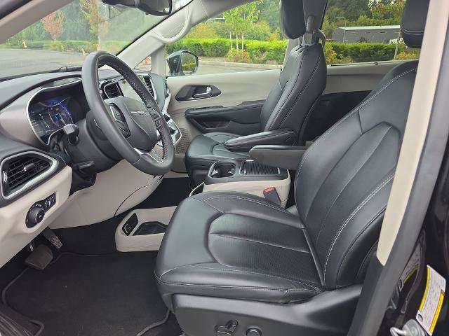 Used 2024 Chrysler Pacifica Touring-L FWD image 5