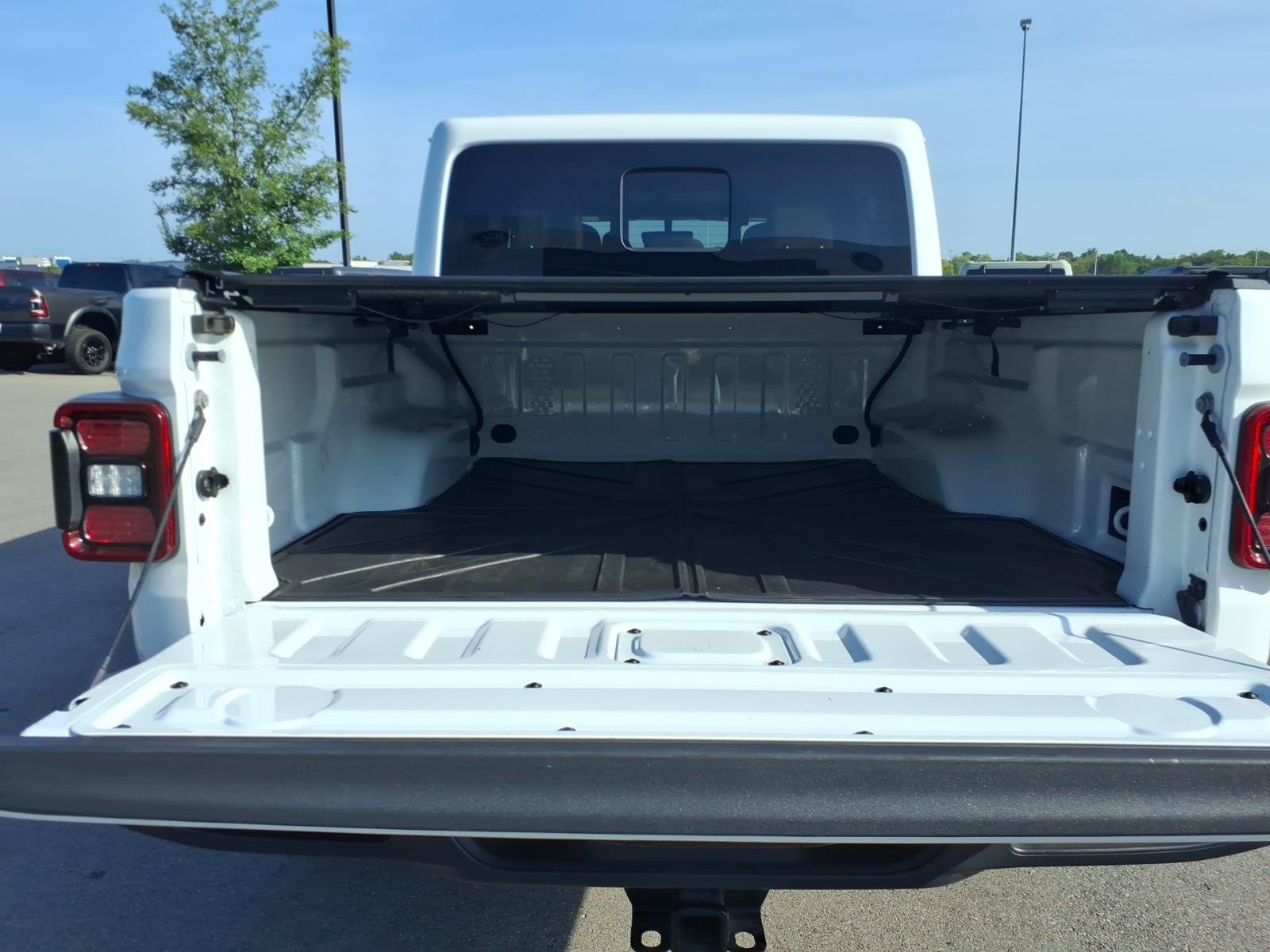 Used 2022 Jeep Gladiator Overland w/ LED Lighting Group AWD/4WD image 15