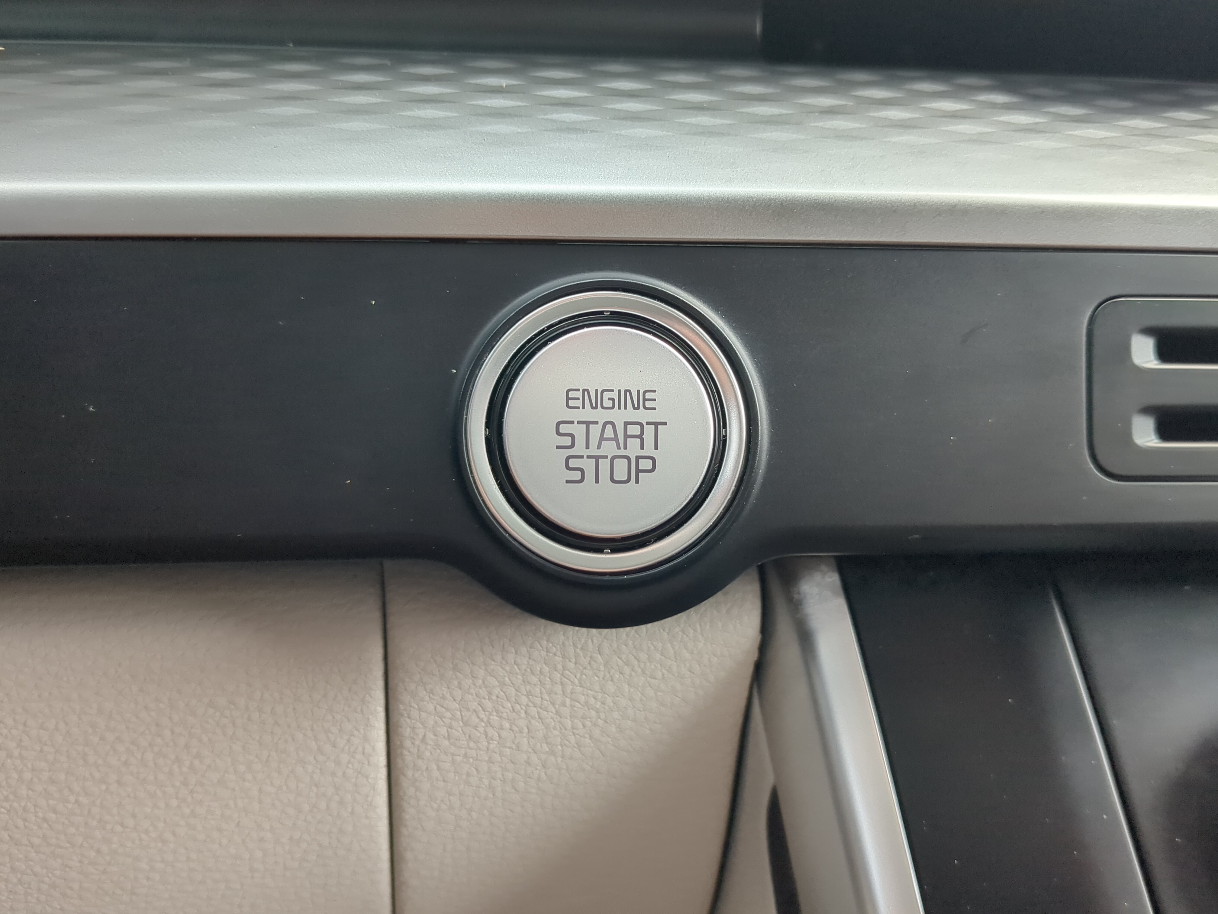 Used 2023 Kia Carnival LX FWD image 24