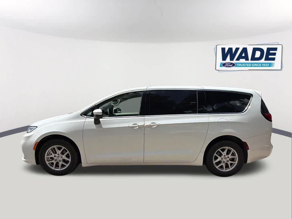 Used 2023 Chrysler Pacifica Touring-L FWD image 8