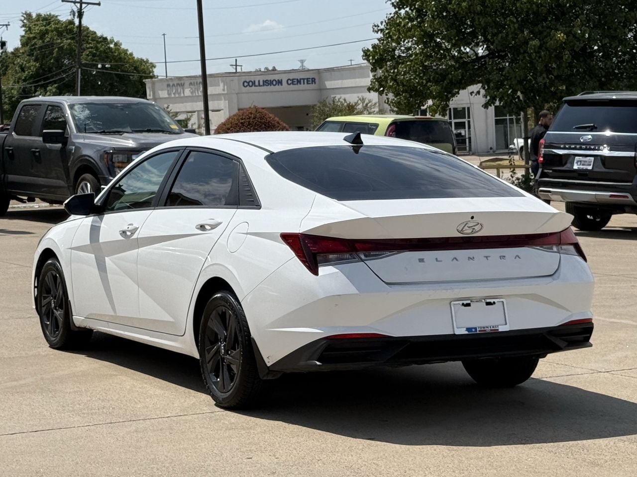 Used 2023 Hyundai Elantra SEL FWD image 5