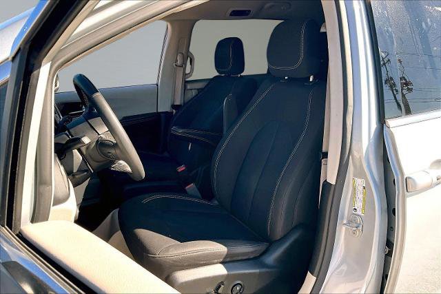 Used 2022 Chrysler Voyager LX image 27