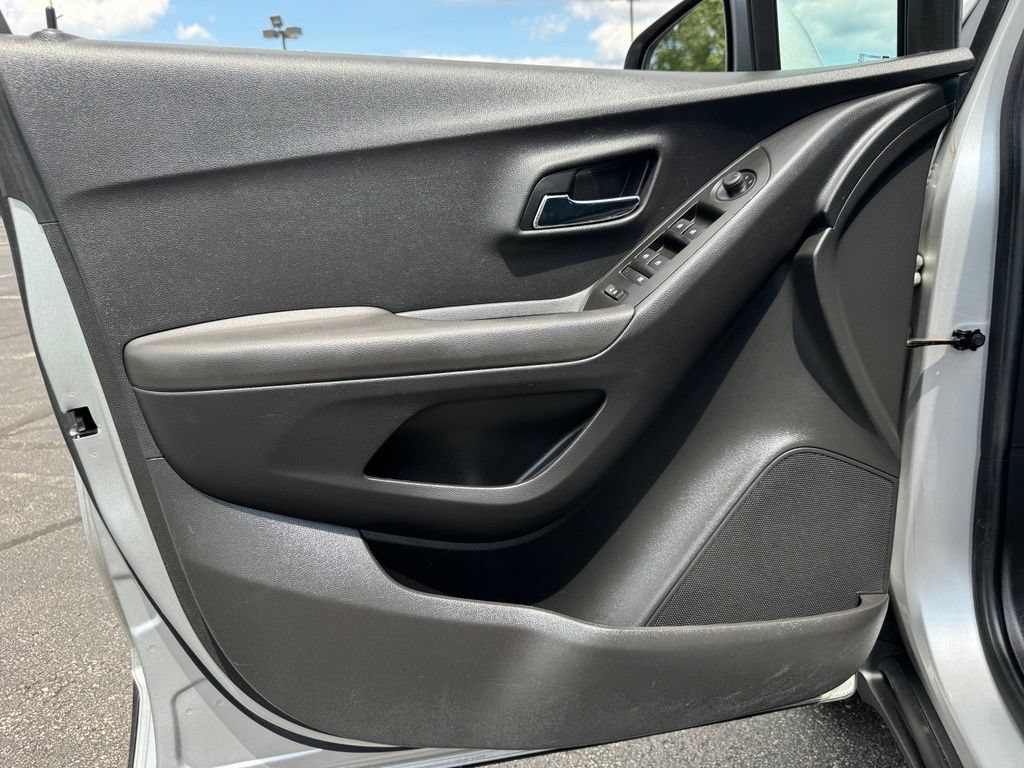 Used 2018 Chevrolet Trax LS AWD/4WD image 19