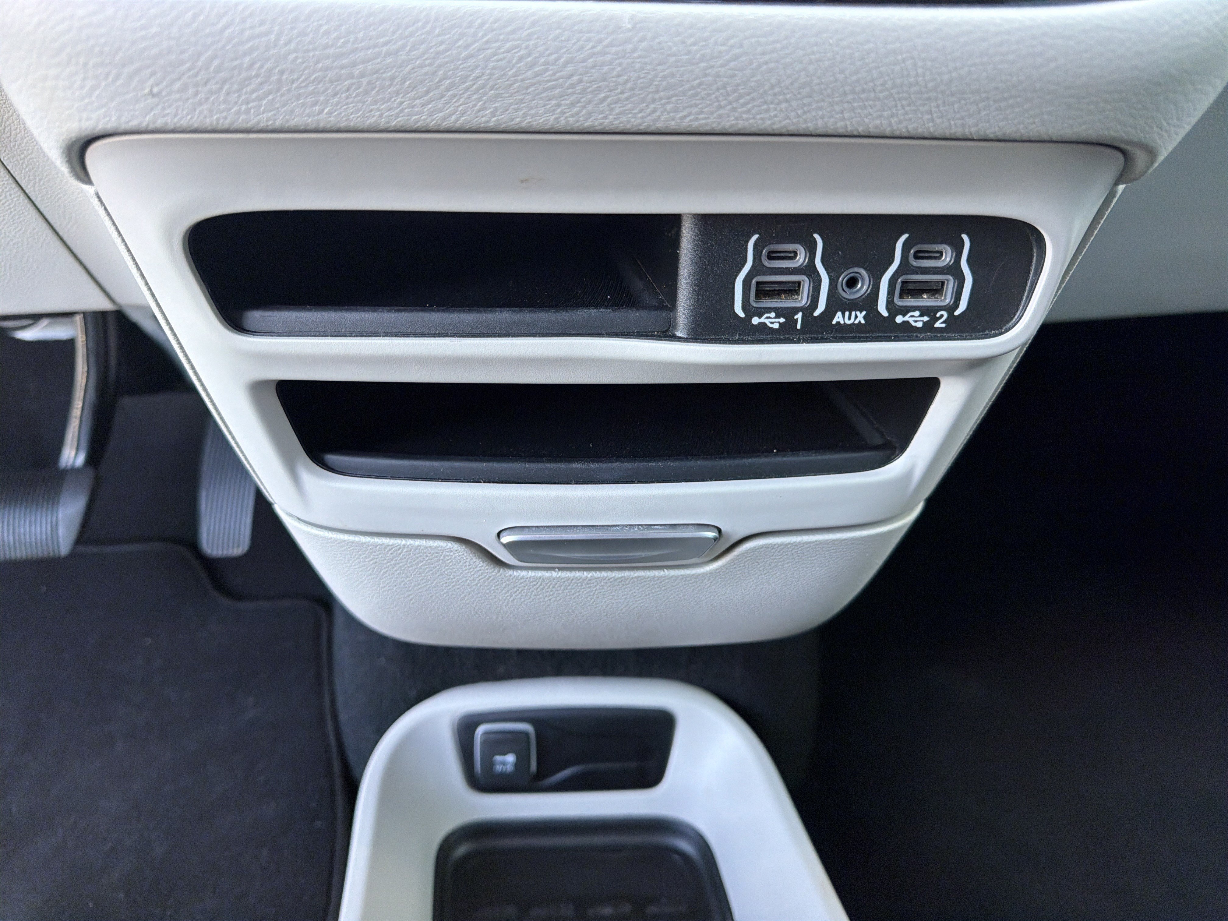 Used 2024 Chrysler Pacifica Touring-L FWD image 40
