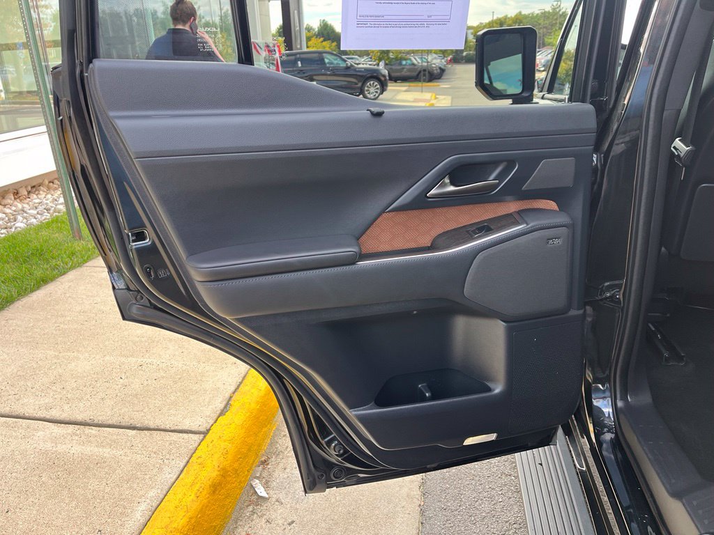 Used 2024 Lexus GX 550 w/ Accessory Package (Z1) AWD/4WD image 18