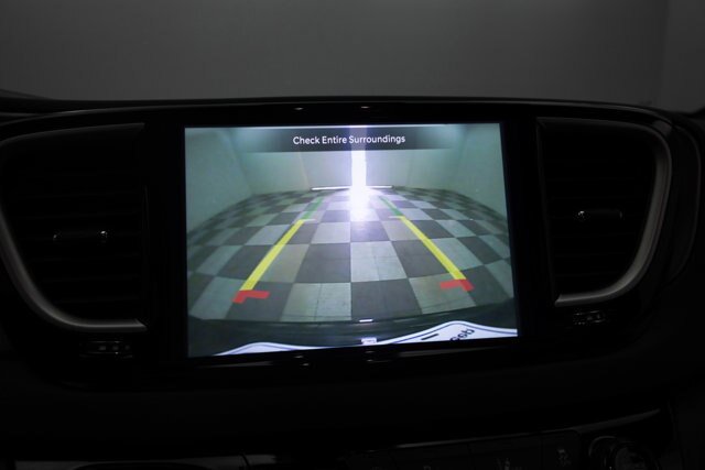 Used 2025 Chrysler Pacifica Select FWD image 4