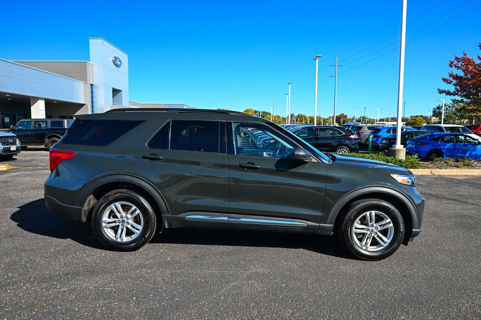 Certified 2022 Ford Explorer XLT w/ Equipment Group 202A AWD/4WD image 3
