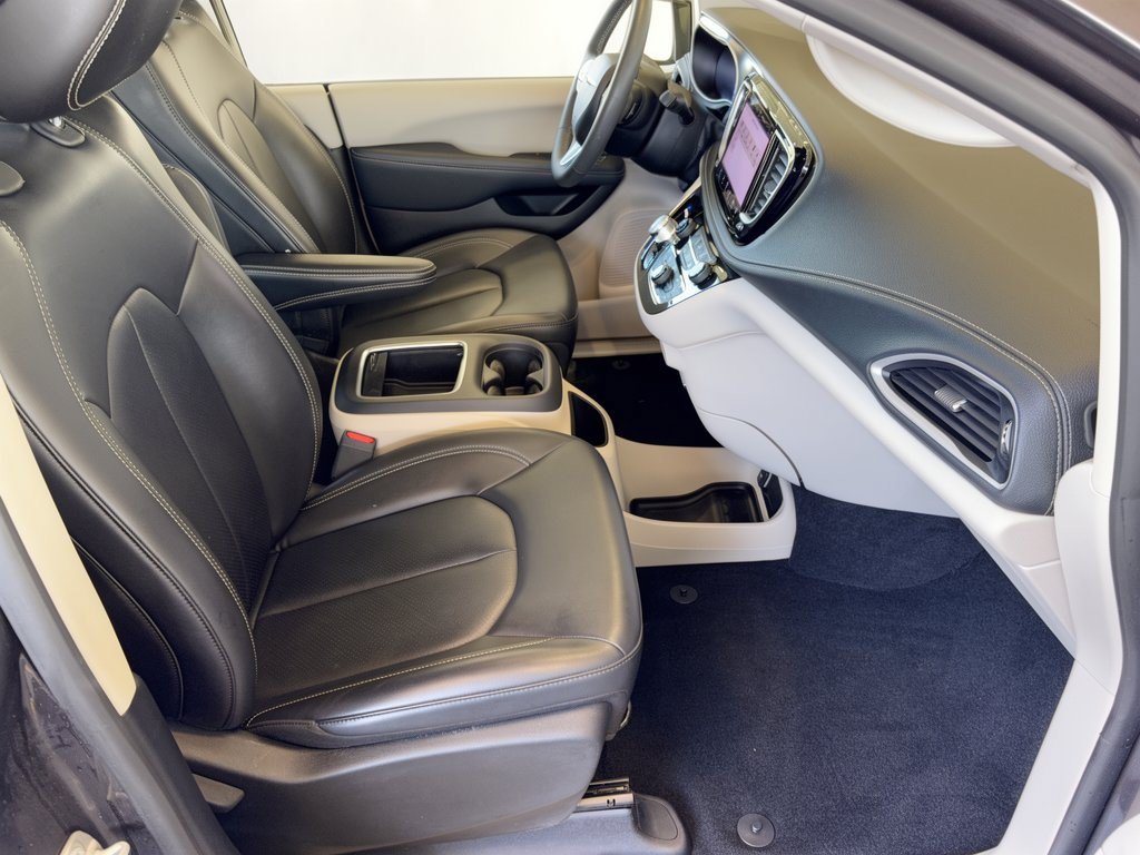 Used 2023 Chrysler Pacifica Touring-L FWD image 30