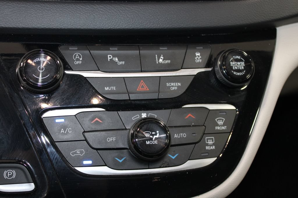 Used 2024 Chrysler Pacifica Touring-L FWD image 45