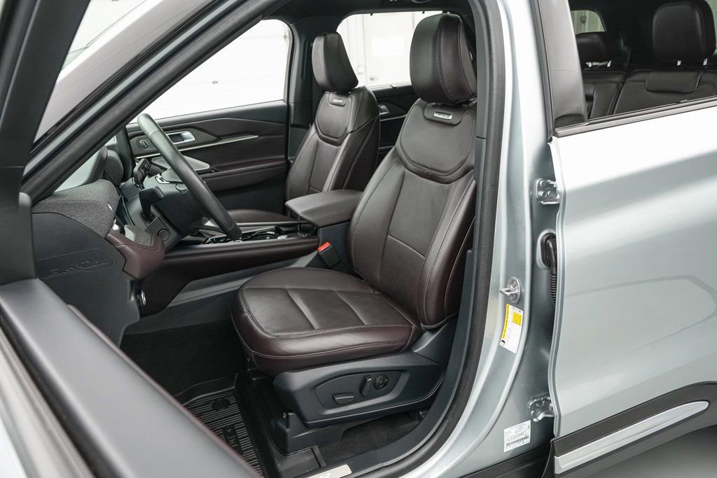 Certified 2025 Ford Explorer Platinum image 11