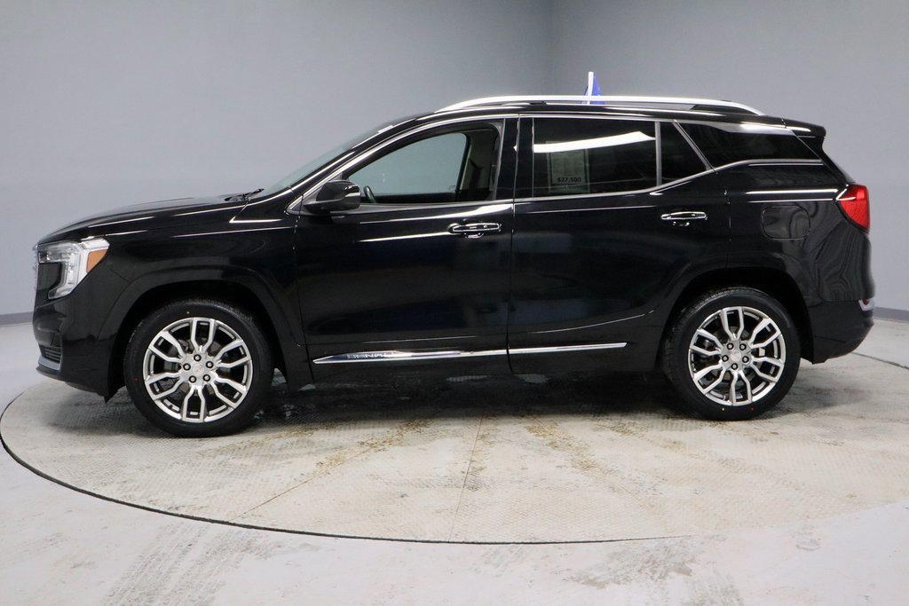 Used 2022 GMC Terrain Denali w/ Denali Premium Package image 2